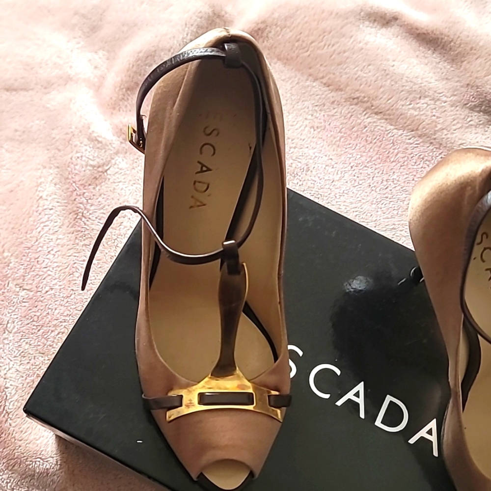 Sz 6.5 Escada peep toe champagne silk